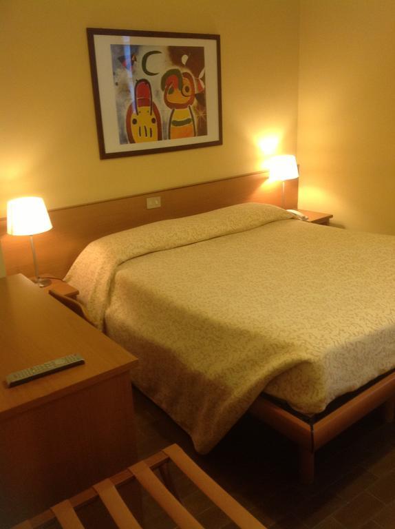 Antica Trattoria Dell'Uva Hotel Monza Room photo